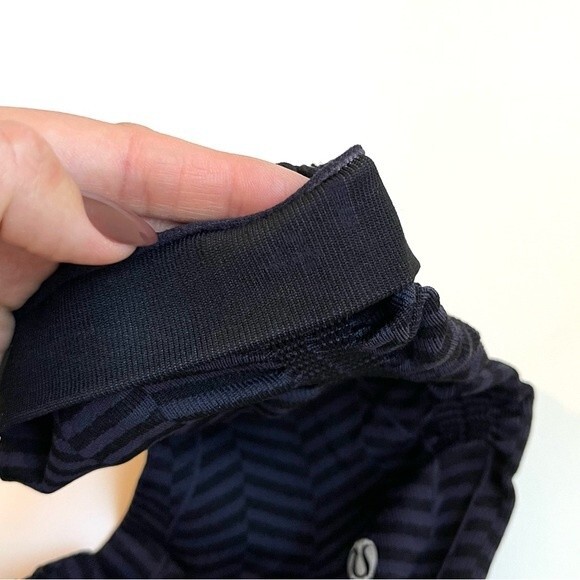 Lululemon In The Flow Crop II Heathered Naval Blue
Seamless Size 4 - Picture 13 of 13